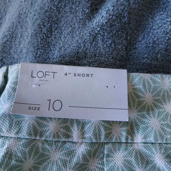BRAND NEW Loft Outlet Size 10 Green and White Shorts - Picture 3 of 4